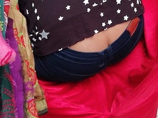 Desi Shopping mall girl ass crack